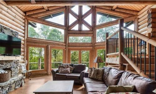 Luxury Log 7bed/6.5bath Cabin: Theater, Game Room, 7 Acres!