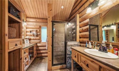 Luxury Log 7bed/6.5bath Cabin: Theater, Game Room, 7 Acres!