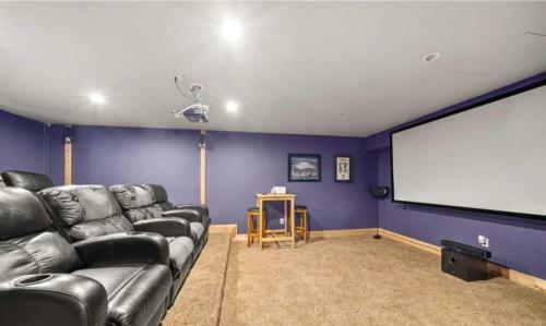 Luxury Log 7bed/6.5bath Cabin: Theater, Game Room, 7 Acres!