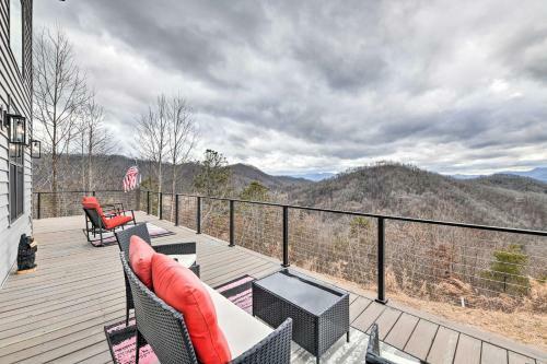 Scenic Hillside Cabin In Sylva With Hot Tub!