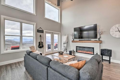 Scenic Hillside Cabin In Sylva With Hot Tub!
