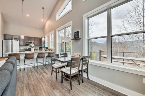 Scenic Hillside Cabin In Sylva With Hot Tub!