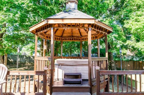 University Escape With Hot Tub And Fire Pit