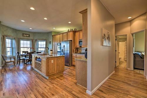 Classy Home With Hot Tub And Mt Jefferson Views!