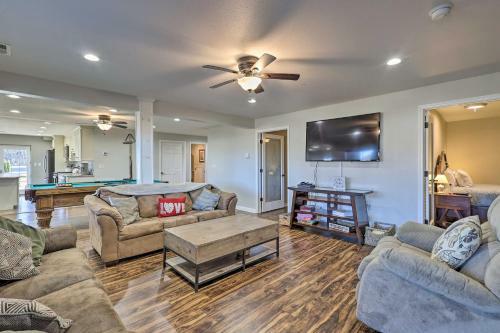 Classy Home With Hot Tub And Mt Jefferson Views!