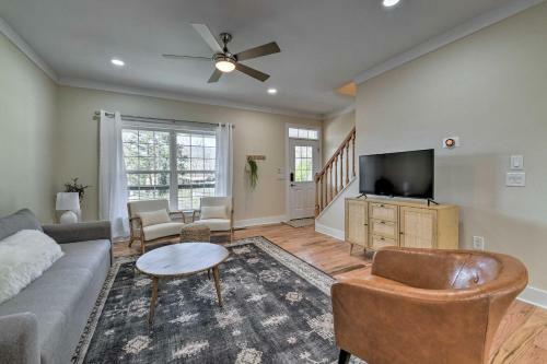Walk To Downtown! Newly Built Home With Hot Tub