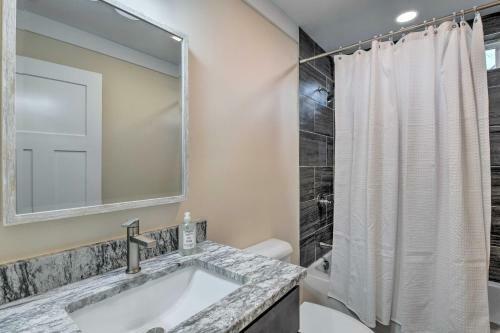 Walk To Downtown! Newly Built Home With Hot Tub