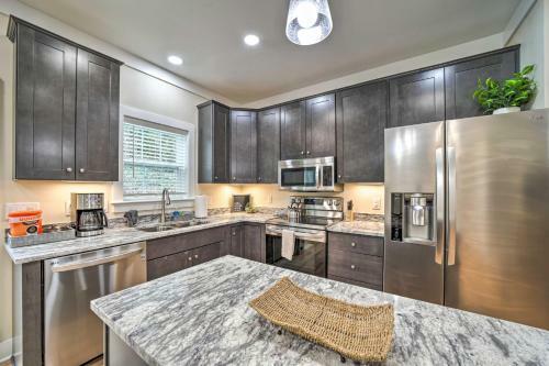 Walk To Downtown! Newly Built Home With Hot Tub
