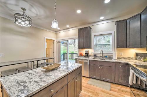 Walk To Downtown! Newly Built Home With Hot Tub
