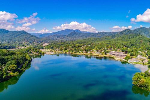 Newly Listed! Rustic Mountain Getaway Cabin In Waynesville, Nc