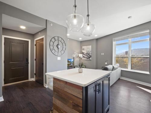 Luxury Condo Minutes From Downtown B4
