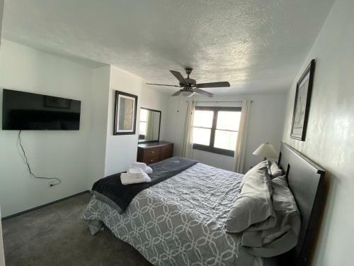 Cozy 5br Direct Lake Access Minutes From The Strip