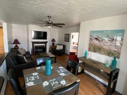 Cozy 5br Direct Lake Access Minutes From The Strip