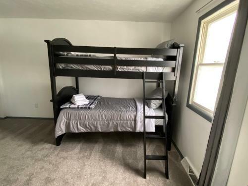 Cozy 5br Direct Lake Access Minutes From The Strip