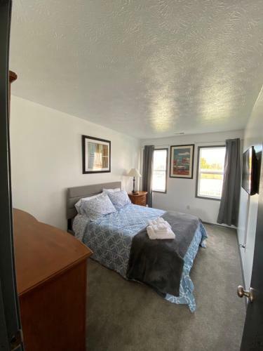 Cozy 5br Direct Lake Access Minutes From The Strip