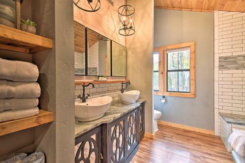 Modern Cabin With Spacious Deck, Bbq, And Pergola!
