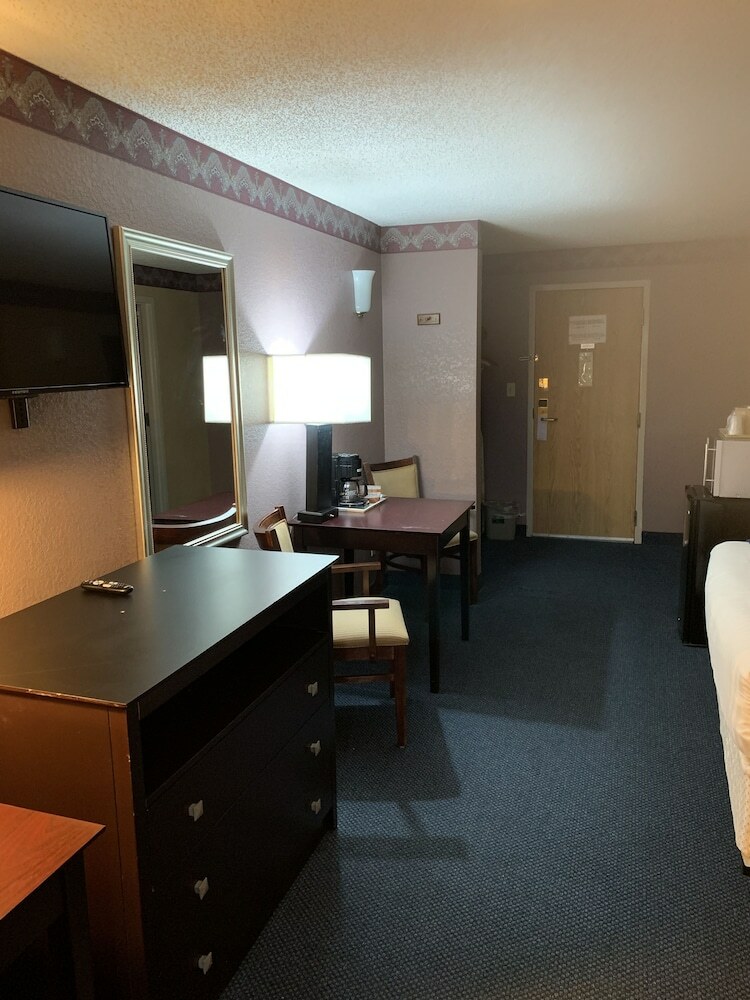 Lincoln Inn Express Hotel And Suites