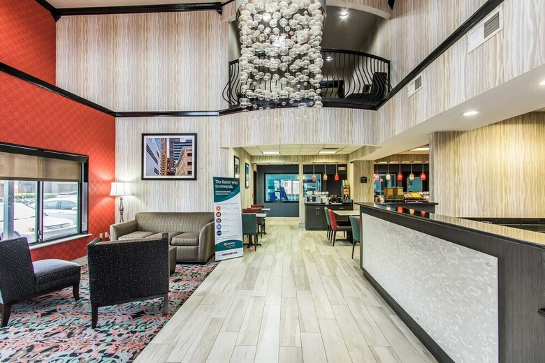 Hotel Comfort Suites Airport On Meridian