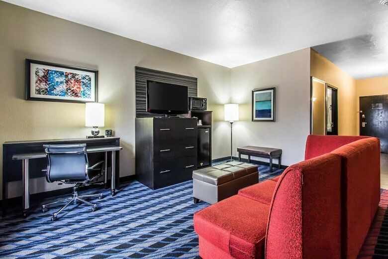Hotel Comfort Suites Airport On Meridian