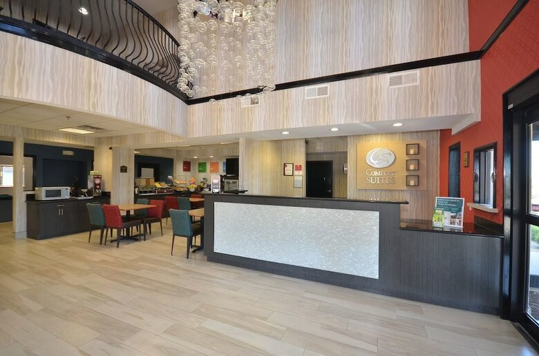 Hotel Comfort Suites Airport On Meridian