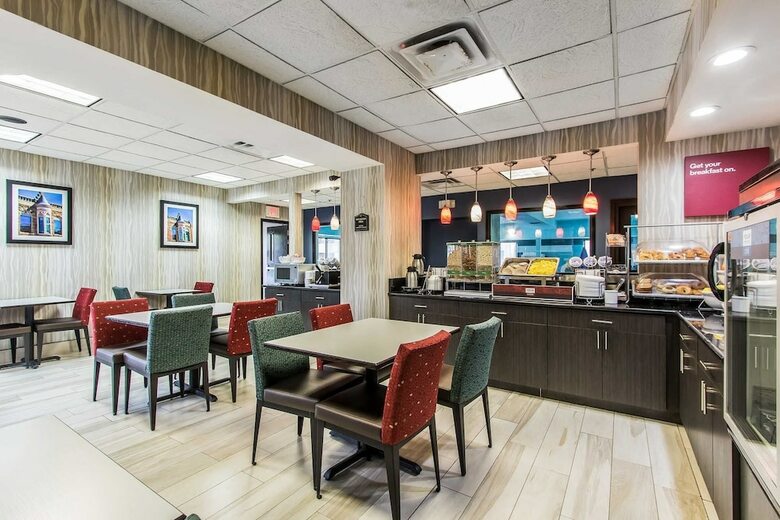 Hotel Comfort Suites Airport On Meridian