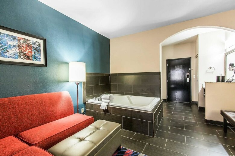 Hotel Comfort Suites Airport On Meridian