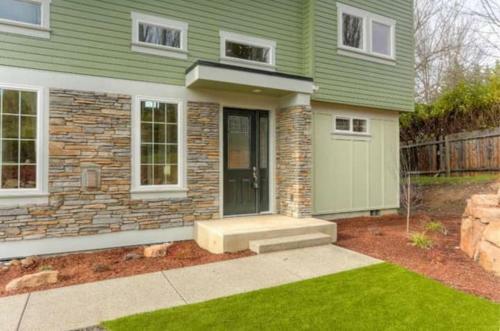 Newer Modern Contemporary On 1/2 Acre - Nice