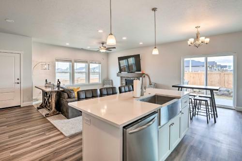 Redmond Family Home With Backyard And Fire Pit!