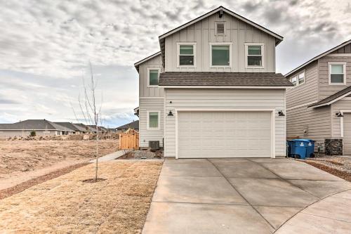Redmond Family Home With Backyard And Fire Pit!