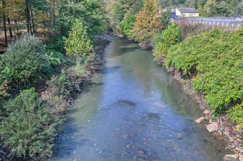 Home On Shared 10 Acres, On-site Trail Access