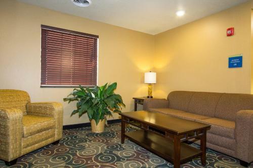 Hotel Cobblestone Inn &amp; Suites