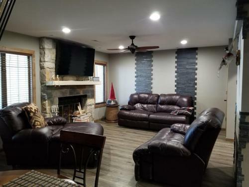 Beautiful Private Community Lakefront Rustic/ Modern Style Townhouse (pinecrest)