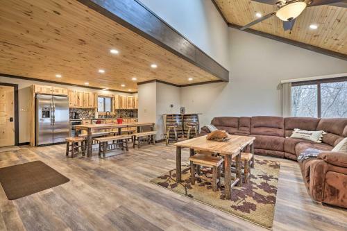 Rustic Tannersville Townhome Ski-in, Ski-out