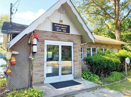 4 Bedroom Pettaquamscutt Lake Shores Home