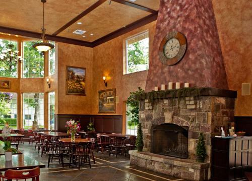 Hotel Silverton Inn & Suites