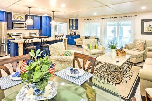 Bright Beaufort Home With Porch And Fire Pit!
