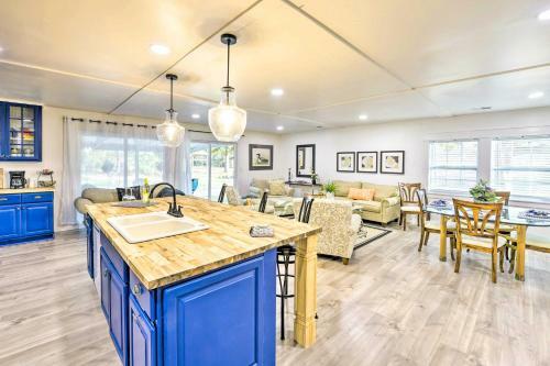 Bright Beaufort Home With Porch And Fire Pit!