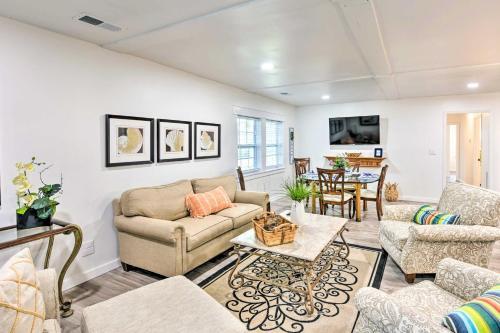 Bright Beaufort Home With Porch And Fire Pit!