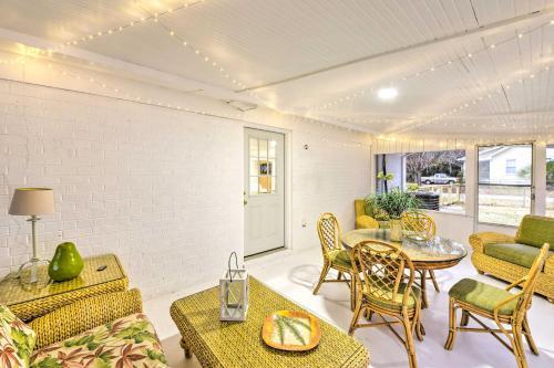 Bright Beaufort Home With Porch And Fire Pit!