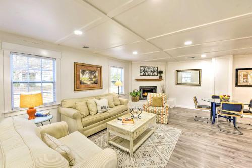 Bright Beaufort Home With Porch And Fire Pit!