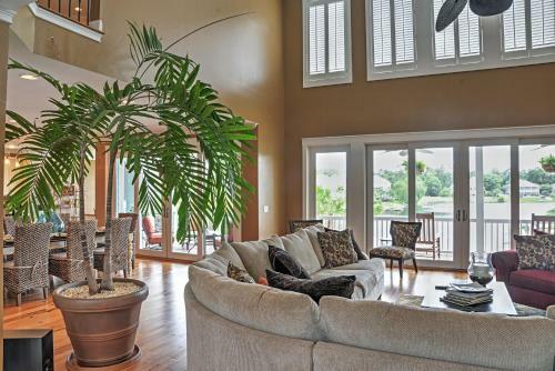 Spacious Lakefront Retreat With Fishing Dock And Deck!