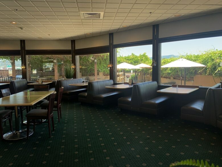 Hotel Rogue Regency Inn & Suites