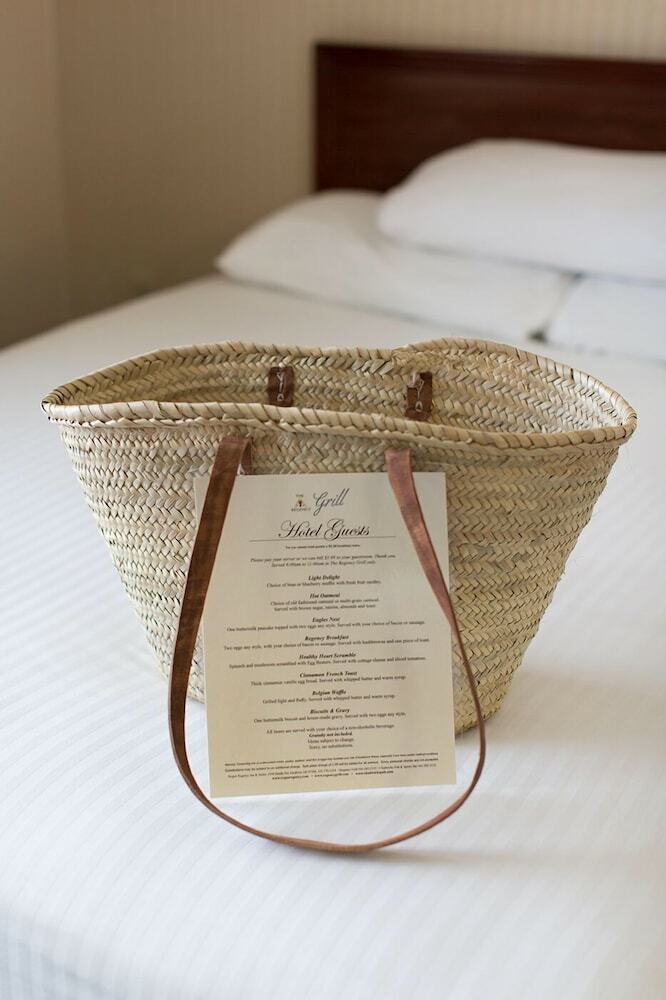 Hotel Rogue Regency Inn & Suites