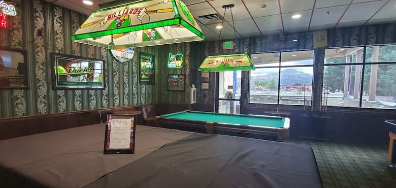 Hotel Rogue Regency Inn & Suites