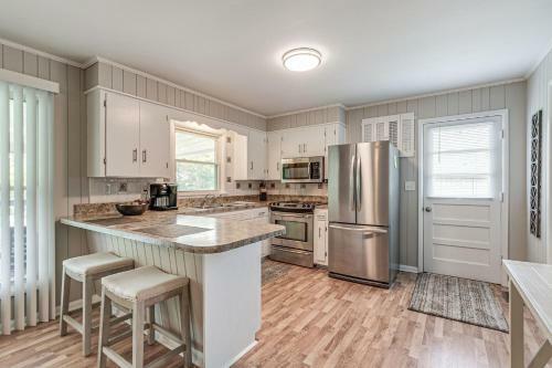 Lakefront Home Firepit & Deck