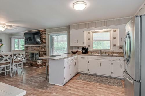 Lakefront Home Firepit & Deck