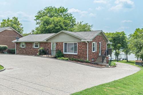 Lakefront Home Firepit & Deck