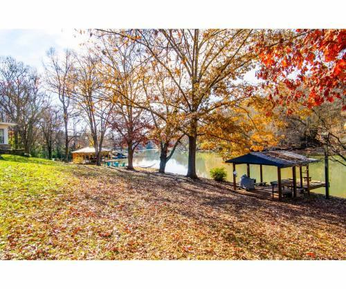 Classic Lake House Lakefront With Fire Pit And Dock