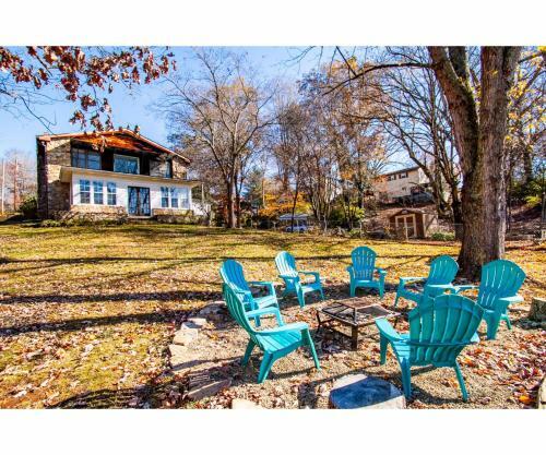 Classic Lake House Lakefront With Fire Pit And Dock