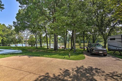 Family Home On Cumberland River With Boat Dock!